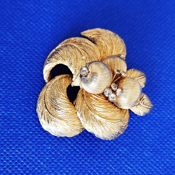 1960-S CORO SIGNED VINTAGE FRUIT BROOCH WITH SPARKLING CLEAR CRYSTALS - Picture 3 of 9